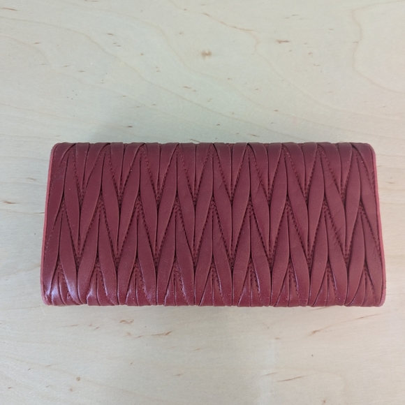 Miu Miu Red Quilted Leather Wallet - Picture 5 of 12